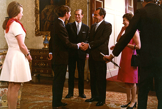 Принцесса Анна, принц Чарльз, принц Филипп и королева Елизавета II принимают Ричарда Никсона в Букингемском дворце, 1969 год