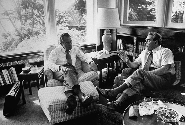 Ричард Никсон поднимает бокал вместе с Никитой Хрущевым, 1959 год