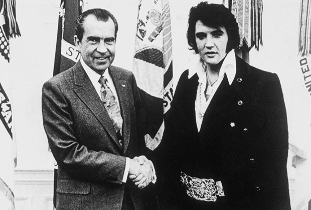 Ричард Никсон с музыкантом Элвисом Пресли, 1971 год