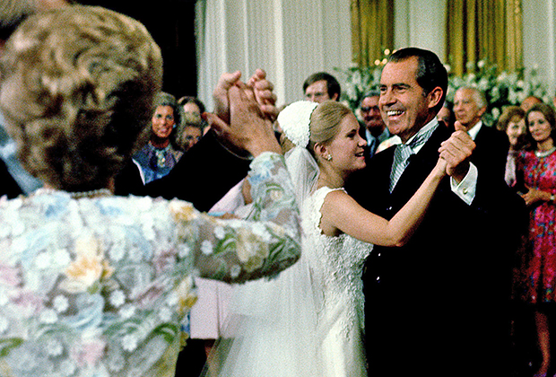 Никсон танцует со своей дочерью Тришей в день ее свадьбы с Эдвардом Коксом, 1971 год