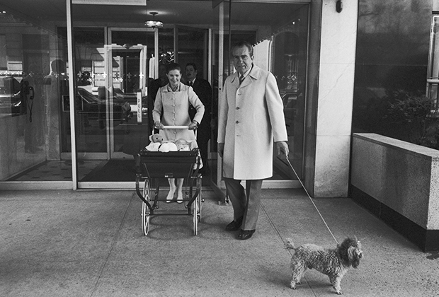 Никсон выходит из здания вместе с дочерью Тришей и внуком Кристофером в коляске