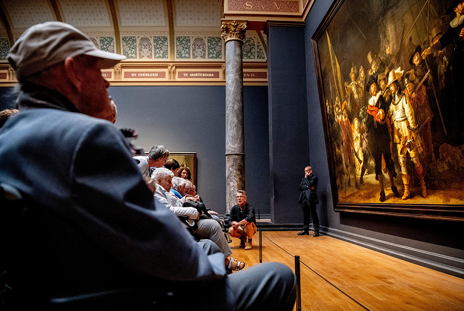 Государственный музей Амстердама может похвастаться огромной коллекцией полотен и исторических реликвий, а также 80 обширными галереями. Онлайн-экскурсии доступны как на сайте самого Рейксмюсеума (тут предлагают возможность детально рассмотреть главные экспонаты, попутно слушая аудиогид на английском), так и на платформе Google Arts &amp; Culture — там, помимо просмотра искусства, виртуальным посетителям предлагают поиграть в интерактивную игру — во время экскурсии нужно «найти лебедя». Подробности квеста не уточняются, но желающим его выполнить, по-видимому, нужно искать известную работу Яна Асселина. 
