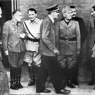 Гитлер после попытки покушения на него в 1944 году