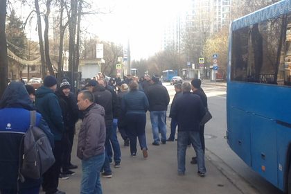 В Москве пожаловались на сдающую тест на коронавирус толпу без масок