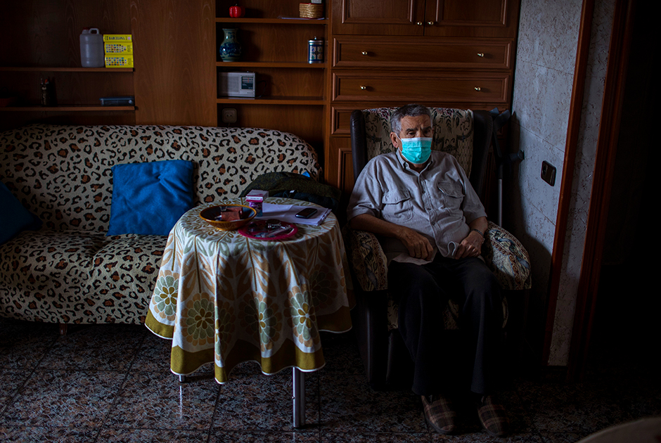 Докторам нередко приходится идти на дополнительные риски и посещать стариков, потенциально зараженных коронавирусом. Среди них — 65-летний Винсенте Лопес. В настоящее время он находится на карантине, поскольку у его жены выявили COVID-19, она в больнице. Лопеса периодически посещает медик, а еду и предметы первой необходимости ему приносят соседи.