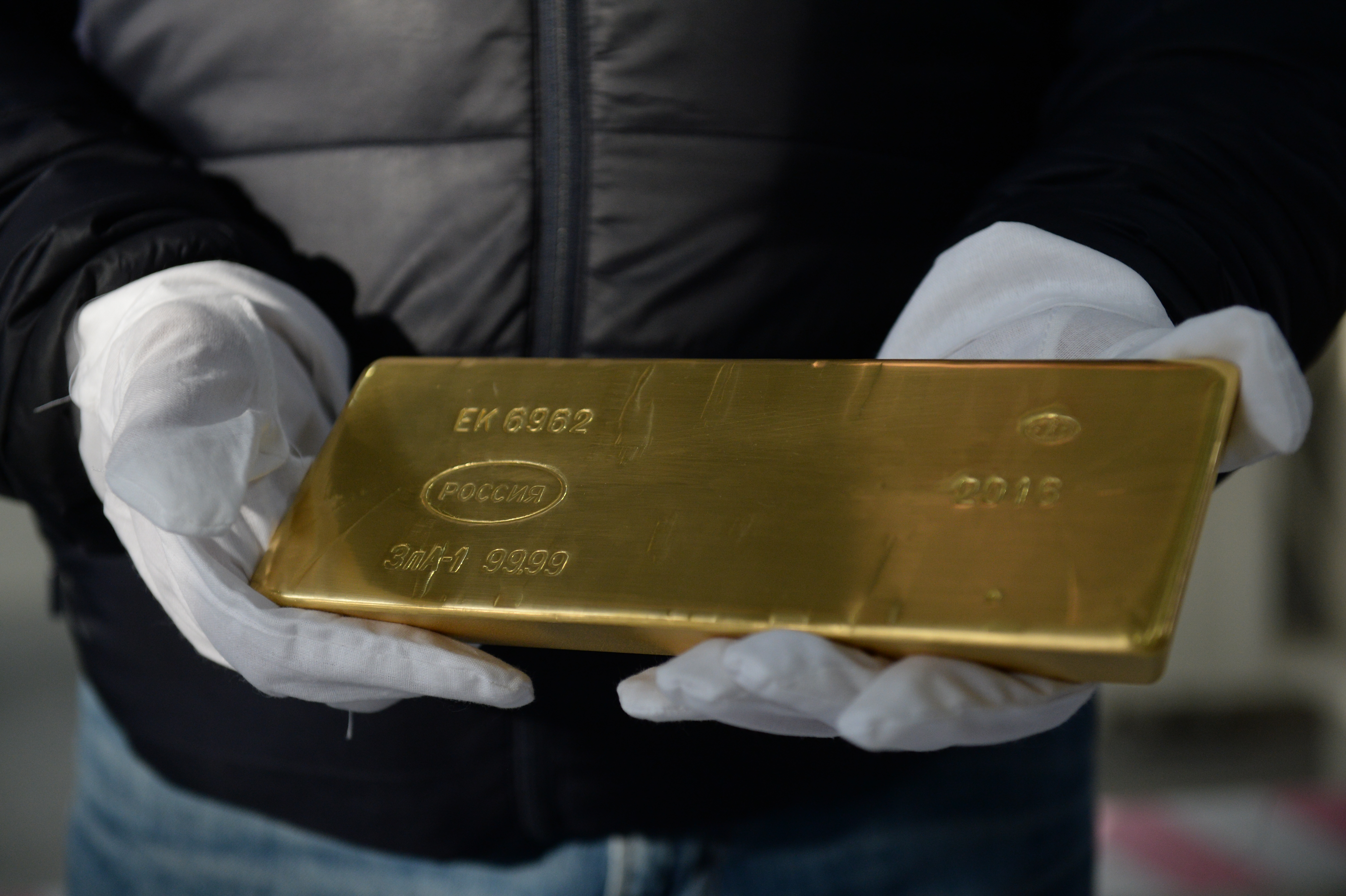Килограмм золота в долларах. Слиток золота 13300. Золото 10 гр слиток ПЗЦМ. Слиток золота 24 кг. Слиток золота 16 кг.