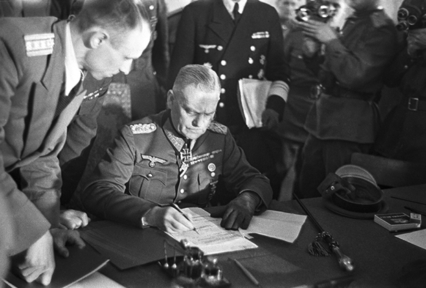 Бывший начальник Верховного главнокомандования вермахта Вильгельм Кейтель подписывает Акт о безоговорочной капитуляции германских вооруженных сил. 9 мая 1945 года