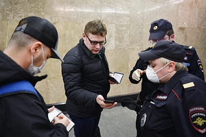 В московском метро образовались очереди из-за проверки пропусков В автобусах проверок пока нет