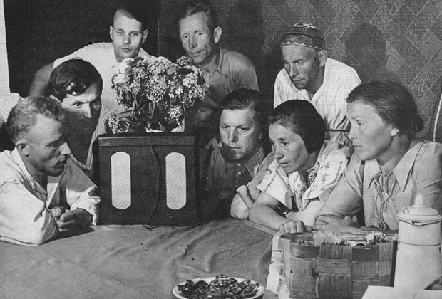 Члены колхоза «Путь Ильича» слушают сообщение Совинформбюро о подписании соглашения между правительствами СССР и Великобритании о совместных действиях в войне против Германии. Июль 1941 года