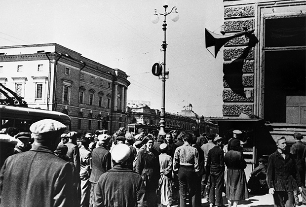 Ленинградцы на проспекте 25-го Октября слушают по радио сообщение Совинформбюро. Ленинград, 27 июня 1941 года