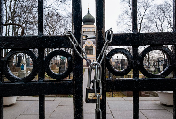 Замок на воротах кладбища в Александро-Невской лавре, закрытого в связи с угрозой распространения коронавирусной инфекции, Санкт-Петербург
