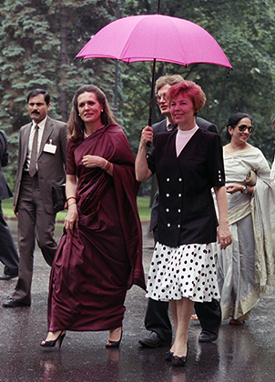 Супруга премьер-министра Индии Соня Ганди и супруга Генерального секретаря ЦК КПСС Раиса Максимовна Горбачева во время знакомства с достопримечательностями Кремля, 1989 год