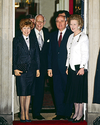 Горбачевы на приеме у британского премьер-министра Маргарет Тэтчер, 1989 год