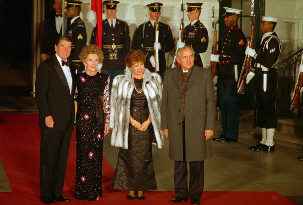 Рейганы и Горбачевы на официальном ужине в Белом доме, 1987 год