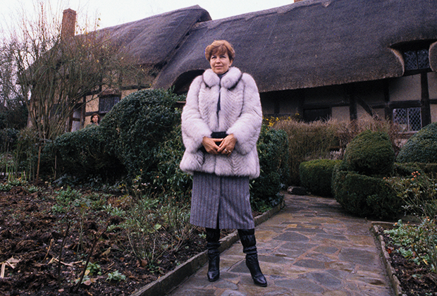 Раиса Горбачева посещает коттедж жены Уильяма Шекспира Энн Хэтэуэй в Музее-заповеднике в Стратфорд-на-Эйвоне, 1984 год