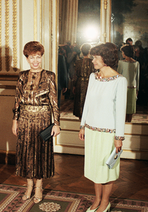Супруга президента Французской Республики Франсуа Миттерана Даниэль и Раиса Максимовна Горбачева в Елисейском дворце, Париж, 1985 год