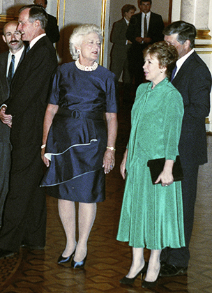 Раиса Горбачева и жена президента США Джорджа Буша Барбара беседуют перед началом официального обеда в Кремле, 1991 год
