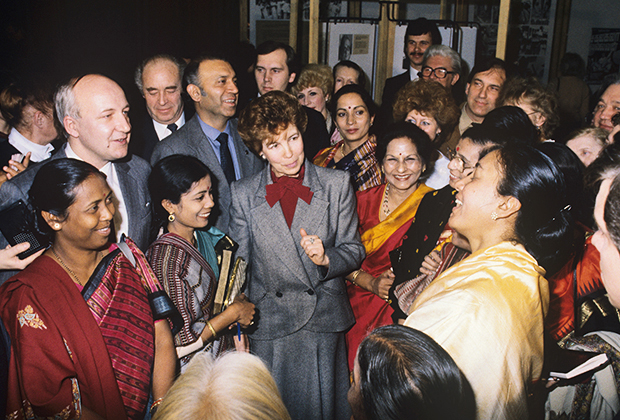 Раиса Горбачева (в центре) на открытии выставки «Женщины Индии» в центральном Доме художника, 1988 год