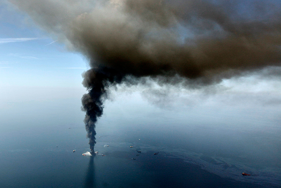 Изучение обстоятельств катастрофы показало, что ее виновником была компания BP и ее партнеры — американская фирма Halliburton, цементировавшая скважину на глубине, и швейцарская компания Transocean, владевшая нефтяной платформой. Специальная комиссия Белого дома для расследования катастрофы, Бюро по управлению, регулированию и охране океанских энергоресурсов и Береговая охрана США назвали причиной аварии стремление BP сократить издержки на разработку «Макондо». Они установили, что руководство компании поощряло специалистов за экономию средств щедрее, чем за строгое соблюдение правил безопасности. В результате инженеры BP регулярно пренебрегали последними.

В ходе расследования также стало ясно, что BP не информировала работников на скважине обо всех рисках ее разработки; работающие удаленно инженеры не всегда имели полную картину происходящего на платформе. Это приводило к систематическим ошибкам, которые накладывались одна на другую. К ним относятся выбор неудачной конструкции скважины, не предусматривавшей достаточного количества барьеров для сдерживания фонтана нефти и газа, и недостаточная герметизация «Макондо», что в конечном счете и привело к аварии.
