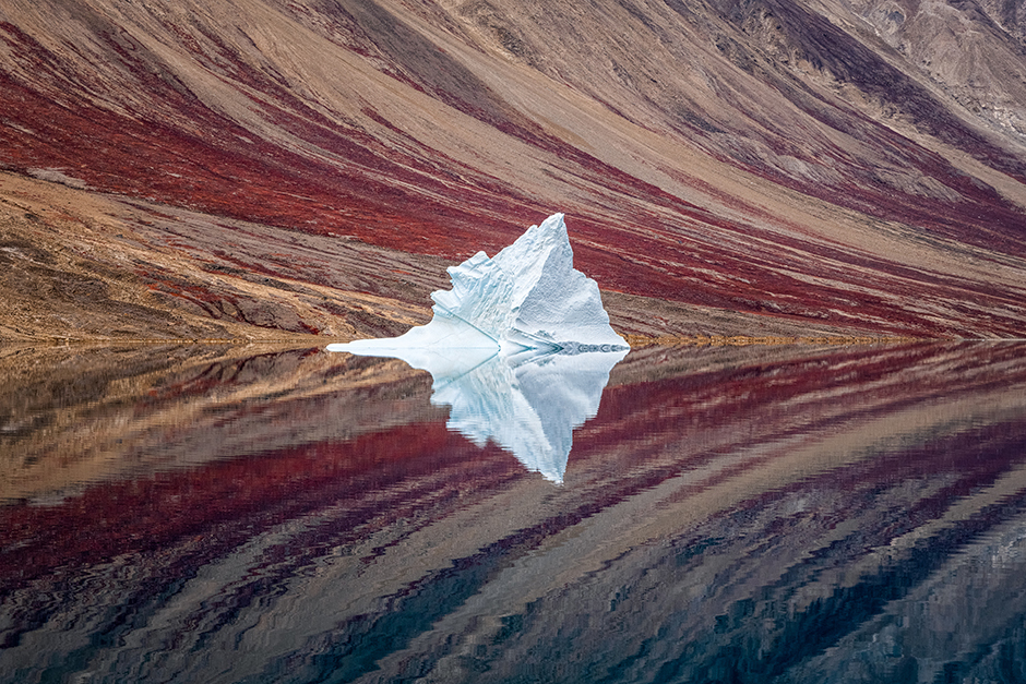 Фотография австралийца Крейга Макгоуэна (Craig McGowan) была сделана в Гренландии. Автор включил снимок в серию «Природные абстракции».
