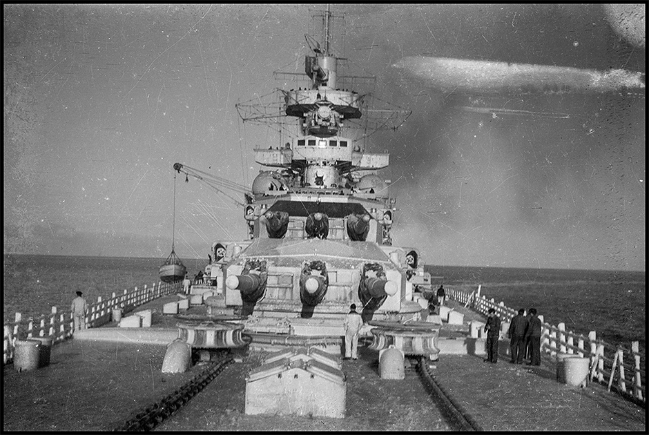 Вид на главное 283-миллиметровое орудие линкора «Гнейзенау» и на корабельную рубку. Позади идет линкор «Шарнхорст». 1940-1941 годы.