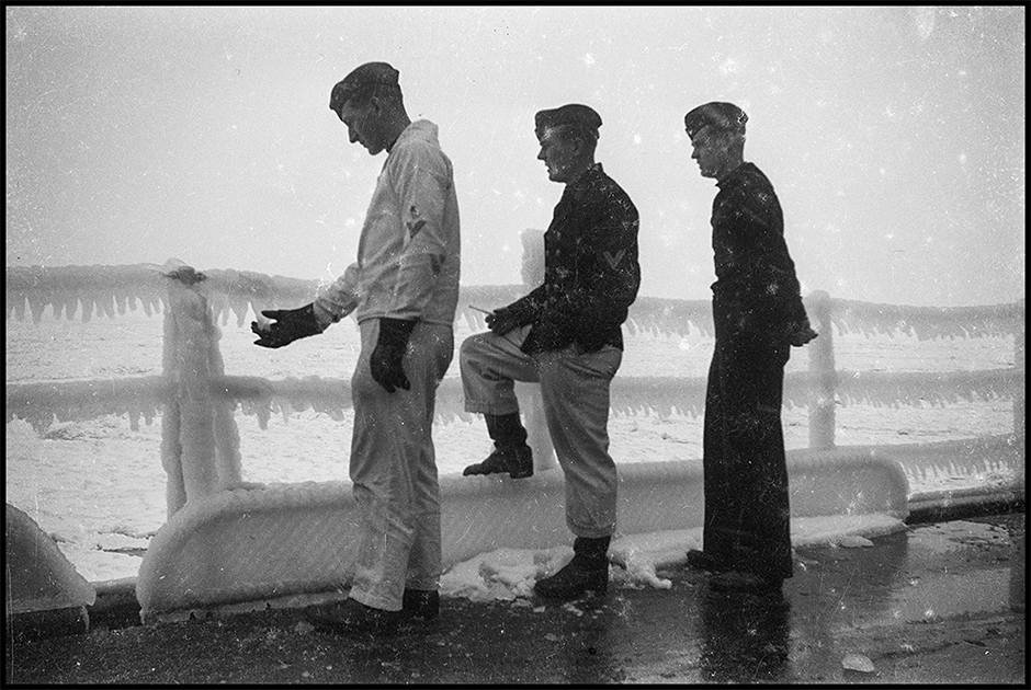 Моряки на борту обледеневшего «Гнейзенау». 1940-1941 годы.