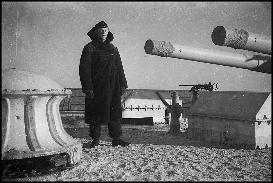 Моряк на обледеневшей палубе «Гнейзенау». 1940-1941 годы.
