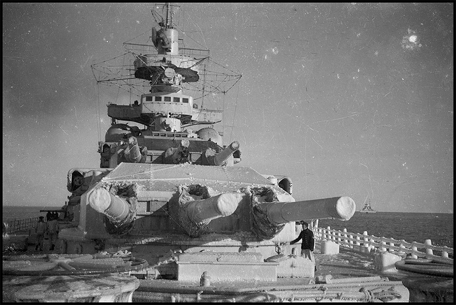 Вид на главное 283-миллиметровое орудие «Гнейзенау» и на корабельную рубку. На заднем плане — линкор «Шарнхорст». 1940-1941 годы.