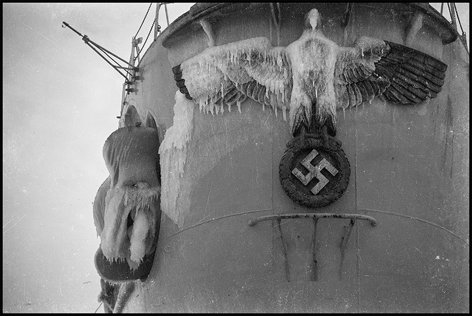 Обледеневший немецкий символ Кригсмарине на корме «Гнейзенау». 1940-1941 годы.