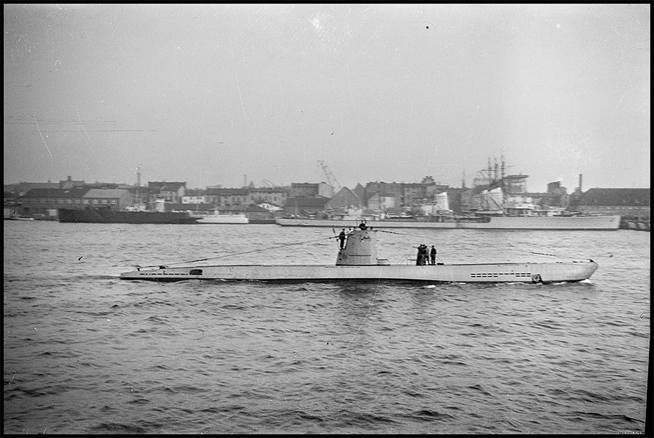 Немецкая подводная лодка U-Boot типа II C на базе Кригсмарине в Бремерхафене. Эсминцы типа «Леберехт Маас» на заднем плане. 1940-1941 годы.