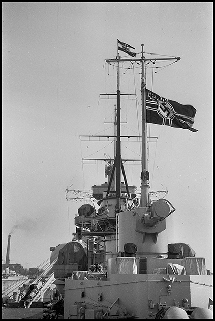 Вид с кормы главной мачты «Гнейзенау». На флагштоке — флаг Кригсмарине, а на грот-мачте — флаг Рейхсмарине. Снято в Бремерхафене. 1940-1941 годы.
