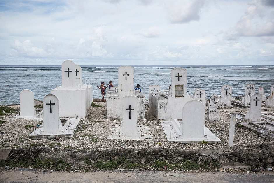 Кладбище в деревне Джернок (Маджуро, Маршалловы острова) постепенно разрушается в результате подъема уровня моря. В июне 2014 года повышение уровня моря смыло останки 26 японских солдат Второй мировой войны на острове Санто. 