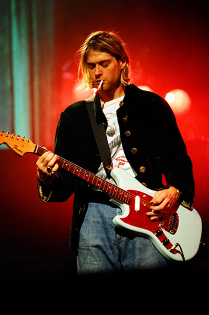 Солист группы Nirvana Курт Кобейн во время выступления на MTV Live and Loud, декабрь 1993 года