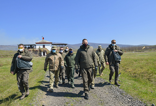 Глава офиса президента Украины Андрей Ермак (в центре)