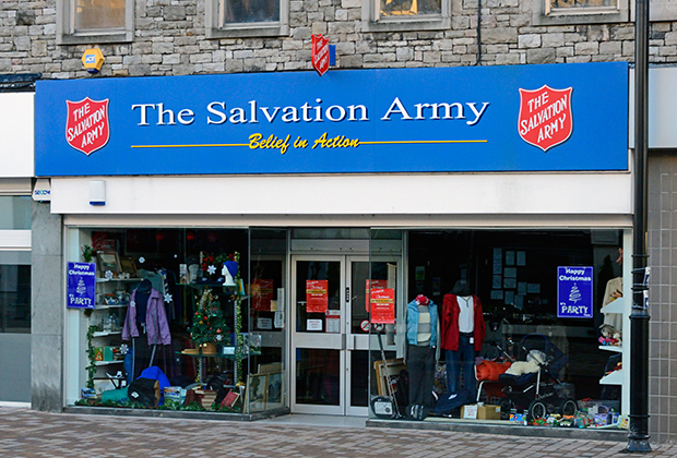 Благотворительный комиссионный магазин The Salvation Army, Великобритания, 2012 год