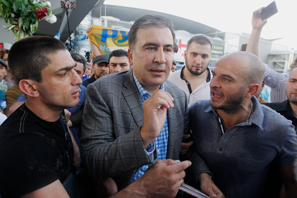 Михаил Саакашвили (в центре)