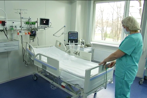 Медицинская сестра в палате нового коронавирусного стационара на базе клинической больницы "РЖД-Медицина" имени Семашко в Люблино