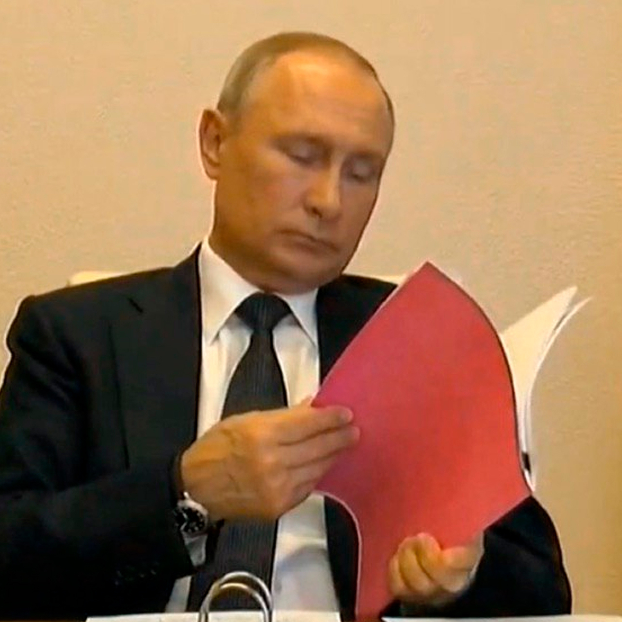 Путин в розовой рубашке