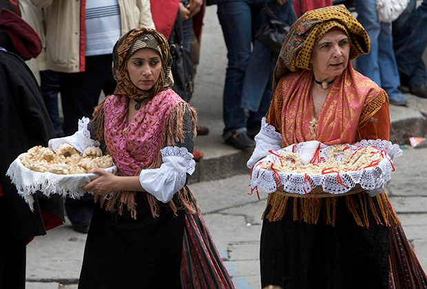 Сардинские женщины в традиционных костюмах