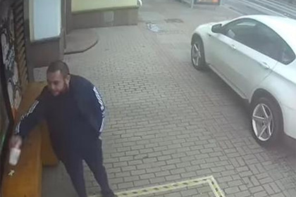 Россиянин на BMW заехал на тротуар, украл с прилавка антисептик и попал на видео