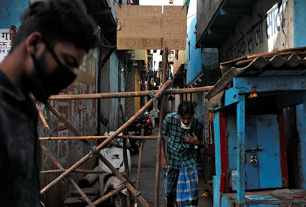 Импровизированная баррикада в переулке среди трущоб Мумбаи