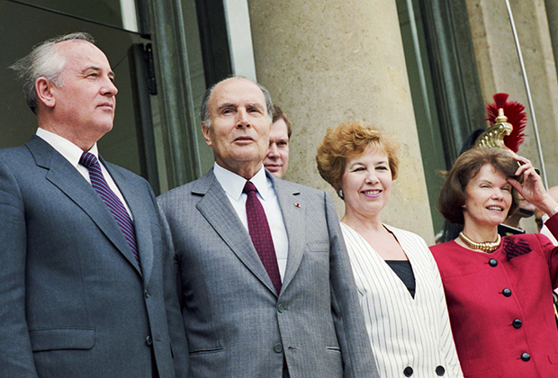 Генеральный секретарь ЦК КПСС Михаил Горбачев, его жена Раиса и Франсуа Миттеран с супругой Даниэль у Елисейского дворца, 1989 год