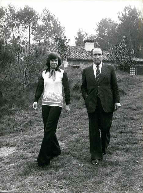 Миттеран с супругой на фоне их дома в Ландах, 1974 год