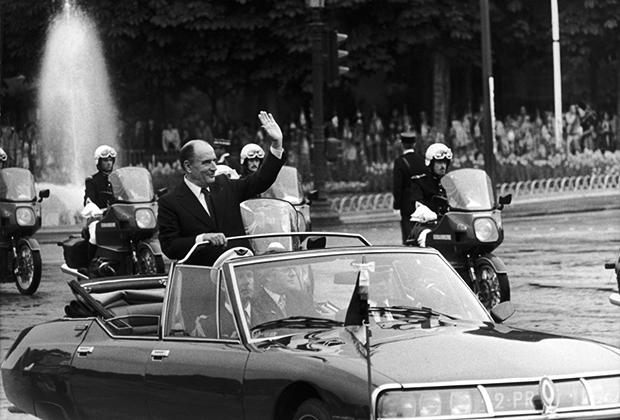 Франсуа Миттеран проезжает по Елисейским Полям в Париже, победив на выборах в мае 1981 года
