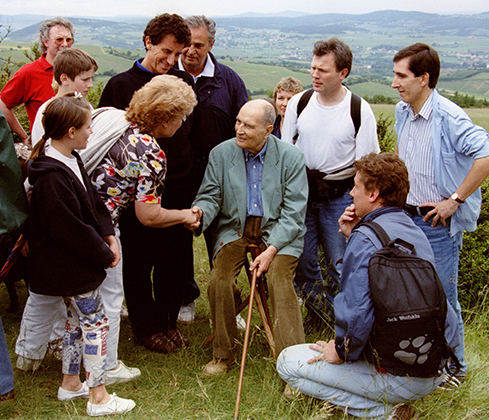 Миттеран в сопровождении министра культуры Жака Ланга и актера Роже Анена отдыхает на склоне скалы Рош де Солютре, совершая свое ежегодное восхождение к ее вершине  