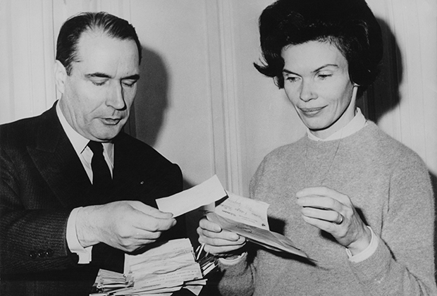 Франсуа Миттеран с супругой Даниэль читают письма с поздравлениями во время первого тура президентских выборов, декабрь 1965 года 