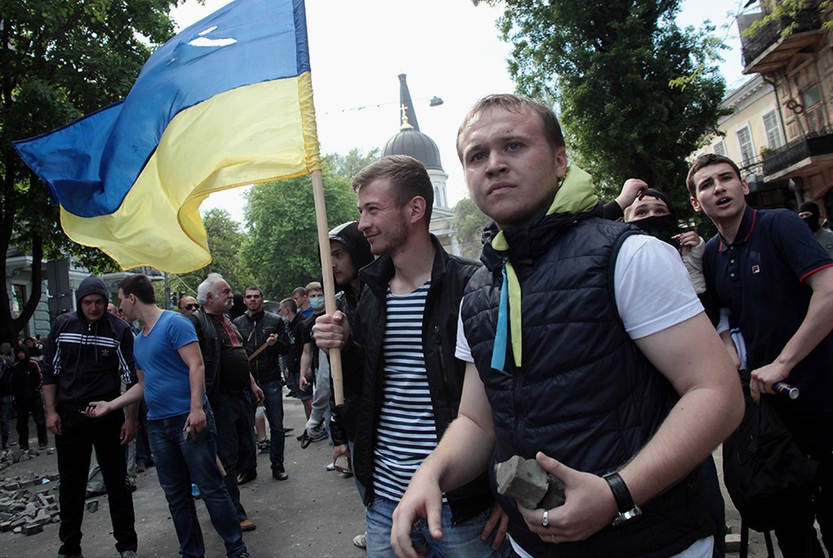 Сторонник властей Украины во время столкновений на Греческой улице