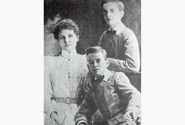 Маргарет-Эмма Робертсон с сыновьями Александром и Владимиром