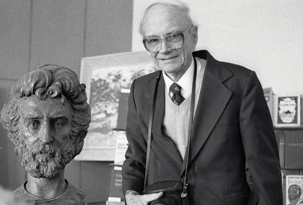 Робертсон Маклай рядом с бюстом своего знаменитого деда в Институте этнологии и антропологии имени Миклухо-Маклая РАН