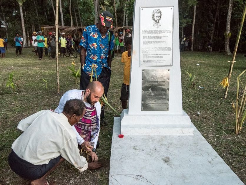 Закладка земли с родины Миклухо-Маклая у его мемориала на Новой Гвинее